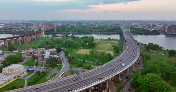 有许多移动的汽车通往纽约的特里伯勒桥的天桥 日落时的城市风景 — 图库视频影像