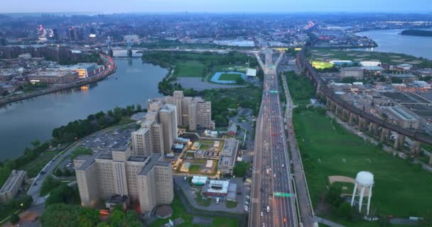 전송의 고속도로를 경기장으로 도시를 뉴욕에서 아래로 — 비디오