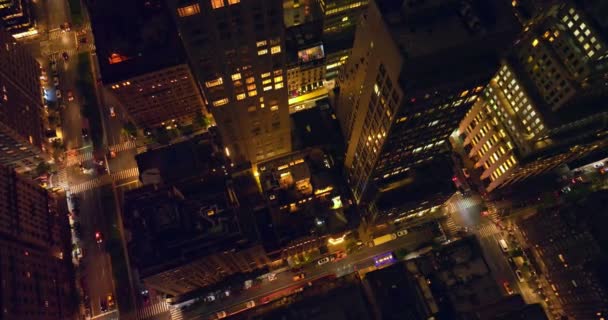 纽约夜晚的喧闹 在高楼的街道上俯瞰着大量汽车的无人机镜头 — 图库视频影像