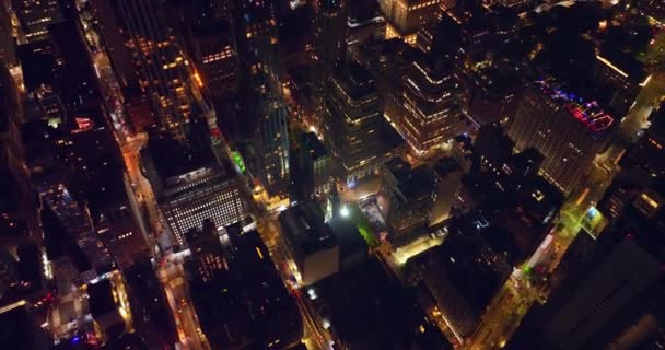 纽约从不睡觉的夜晚 高楼大厦和壮观的摩天大楼的无人机画面 — 图库视频影像