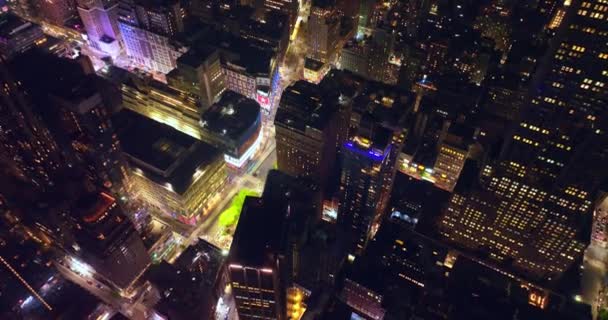 充满活力的纽约的光彩夺目的建筑 城市的灯火美丽的大都市在夜晚 从上面看 — 图库视频影像