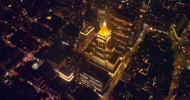 New York Life Building Med Skinande Gyllene Tak Natten Vackert — Stockvideo