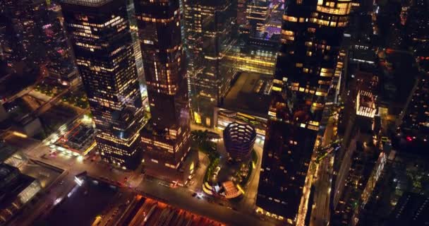 Grandes Ruas Leves Entre Arranha Céus Nova York Drone Subindo — Vídeo de Stock