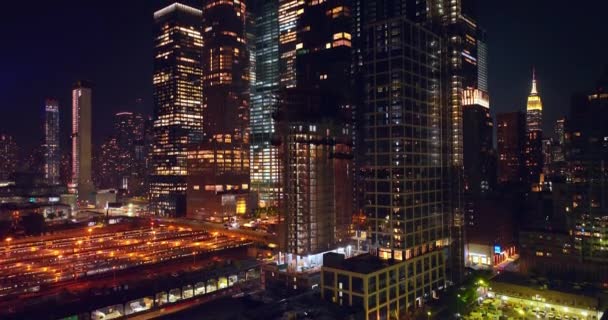 美しい高層ビルのベースにある駐車場や駅 現代の高層ビルに沿って飛ぶドローン — ストック動画
