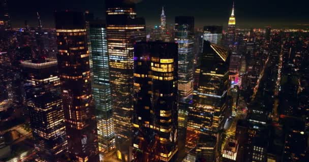 Wiele Świateł Oknach Wspaniałego Nowego Jorku Nagranie Dronów Lecących Powoli — Wideo stockowe