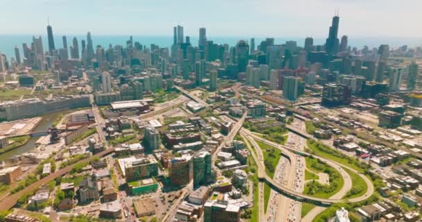 Şikago Nun Güneşli Şehri Gökdelenlerin Arka Planında Yoğun Yol Döngüleri — Stok video