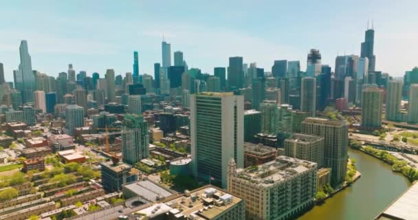 在芝加哥的建筑物之间流过的河流 无人机在大都市美丽的建筑上升起 背景下的摩天大楼 — 图库视频影像