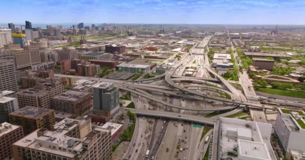 イリノイ州シカゴの素晴らしい道路システム 複数のハイウェイ ラウンドアウト ループ メトロポリスの交通 上からの美しい街のパノラマ — ストック動画