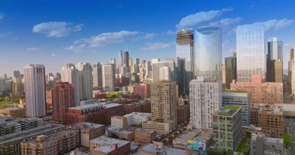 Удивительная Чикагская Архитектура Ярком Свете Утреннего Солнца Беспилотник Поднимается Над — стоковое видео