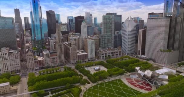 Gyönyörű Zöld Millennium Park Között Található Lenyűgöző Felhőkarcolók Drón Repül — Stock videók