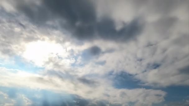 深灰色的云彩在大气中堆积 积云覆盖着天空 时间流逝 — 图库视频影像