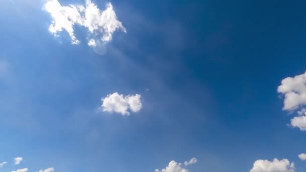 Pequeñas Nubes Suaves Luz Que Aparecen Cielo Azul Brillante Rayos — Vídeos de Stock