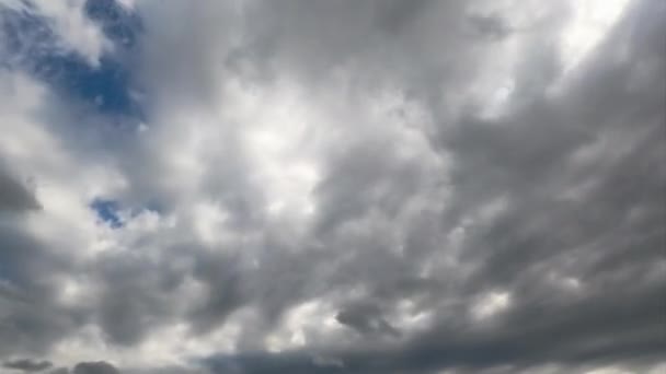 浓密的乌云聚集在天空中 云雾快速形成的时间过去了 低角度视图 — 图库视频影像