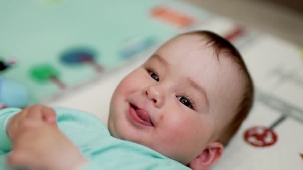 Belo Bebê Olhos Escuros Deitado Nas Costas Pacificamente Criança Encantadora — Vídeo de Stock