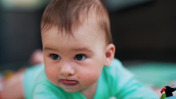Nettes Ruhiges Baby Liegt Mit Erhobenem Kopf Auf Dem Bauch — Stockvideo