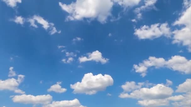 蓝色的天空中 小小的轻柔的浅蓝色的云彩在改变着形状 白云在明亮的阳光下 时间流逝 — 图库视频影像