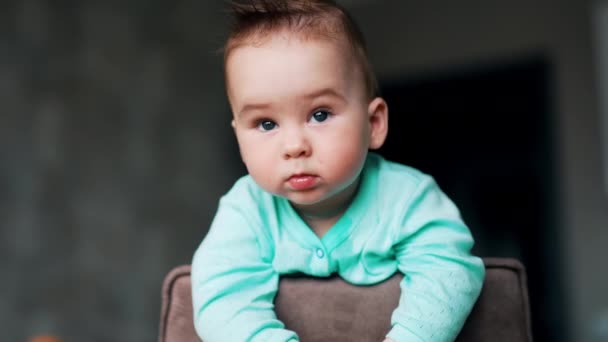 Niño Ojos Grises Con Pelo Pegado Está Parado Una Silla — Vídeos de Stock