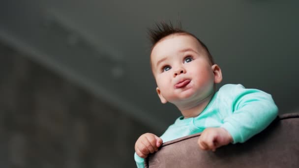 Menino Lindo Com Cabelo Furado Olha Para Frente Criança Adorável — Vídeo de Stock
