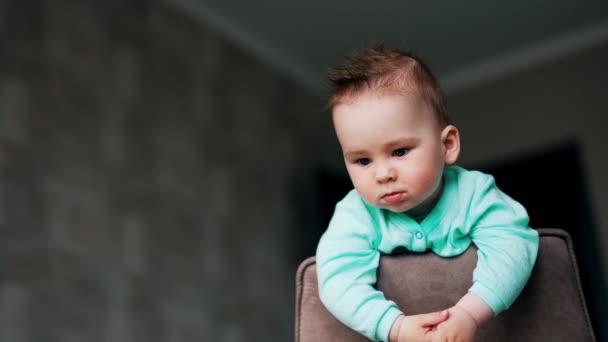 Lustiges Kind Mit Abstehenden Haaren Steht Auf Stuhl Wunderschönes Baby — Stockvideo