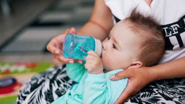 Mamã Está Dar Uma Garrafa Com Água Para Bebé Uma — Vídeo de Stock