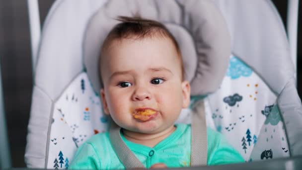Mère Donne Manger Son Fils Aime Pas Enfant Mignon Regardant — Video