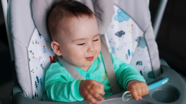 Menino Doce Brinca Com Uma Comida Depois Ser Alimentado Bebê — Vídeo de Stock