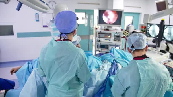Neurochirurgien Regarde Écran Pendant Opération Applique Outil Métal Les Médecins — Video