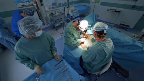 Profesionální Chirurgové Provádějící Operaci Pacientově Paži Pomáhám Sestře Stát Vedle — Stock video