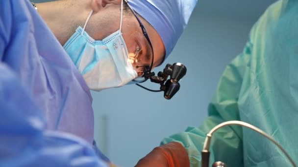 Manlig Kirurg Glasögon Och Mask Böjde Huvudet Över Patienten Doktorn — Stockvideo