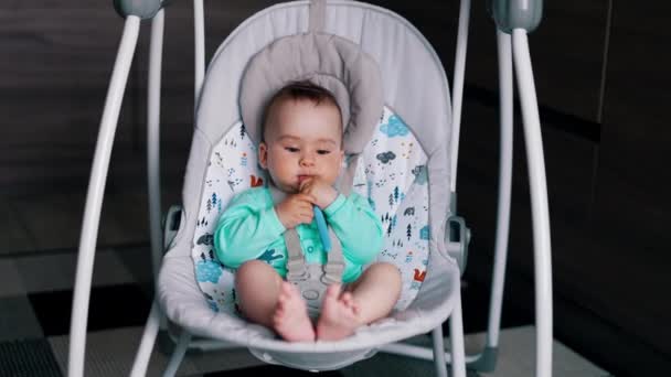 Mooi Kind Zittend Een Schommelstoel Kauwt Lepel Actieve Gezonde Baby — Stockvideo