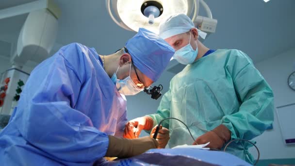 Ειδικός Νευροχειρουργικής Είναι Απασχολημένος Λειτουργία Εστιασμένη Χειρουργός Χρησιμοποιώντας Εργαλεία Που — Αρχείο Βίντεο