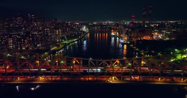 Múltiples Coches Cruzando Puente Por Noche Luces Ciudad Reflejándose Agua — Vídeos de Stock