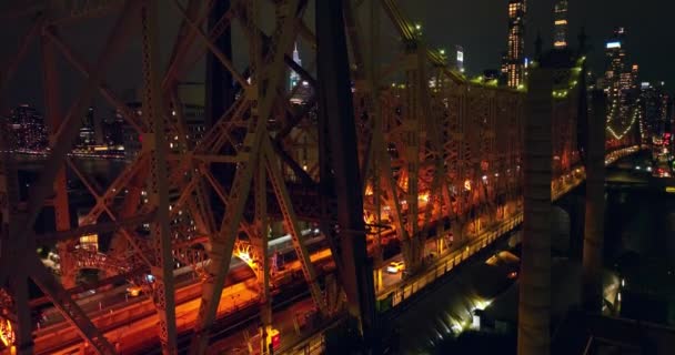 Wspaniały Most Queensboro Zatłoczonym Ruchem Nocnym Nagranie Drona Wzdłuż Mostu — Wideo stockowe