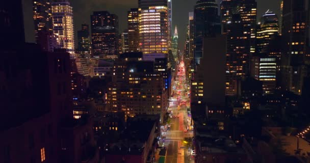 Rua Sem Fim Entre Belos Edifícios Manhattan Avenida Bem Iluminada — Vídeo de Stock