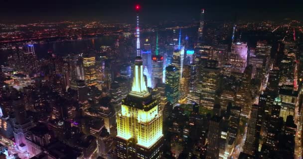 Empire State Building Roof Highlighted Bright Yellow Light Night Outstanding — Stock Video