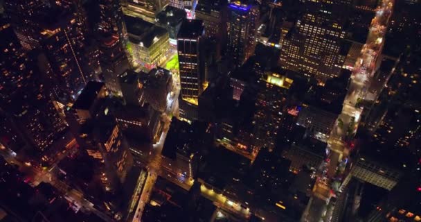 뉴욕의 건물의 어두운 조명으로 활기찬 대도시를 비행하는 — 비디오