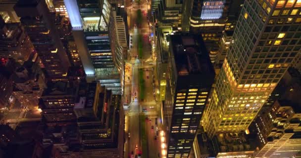 晚上在充满活力的纽约大街上行驶的交通工具 无人机穿过了大街 顶部视图 — 图库视频影像