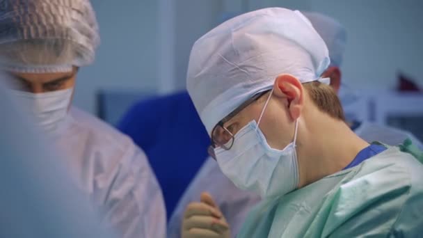 Ενήλικες Άνδρες Χειρουργός Φορώντας Καπέλο Μάσκα Και Γυαλιά Είναι Απασχολημένος — Αρχείο Βίντεο