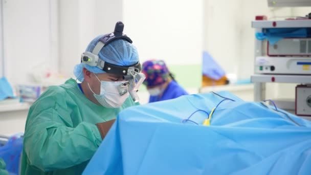 Cerrah Cihaz Gözlüklerinden Ameliyat Yerine Bakıyor Eldivenli Doktor Özel Aletler — Stok video