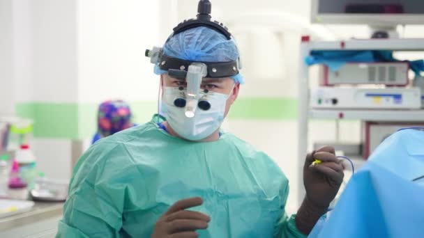 Otolaryngologist Cerrah Ameliyata Hazır Özel Cihaz Gözlüğü Takan Enstrüman Tutan — Stok video