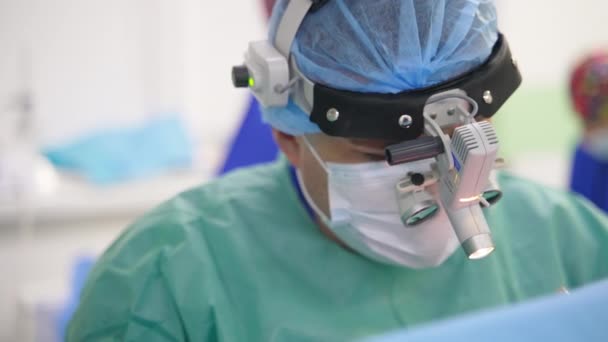 Parte Superior Médico Con Gafas Dispositivo Cabeza Cirujano Mira Hacia — Vídeo de stock