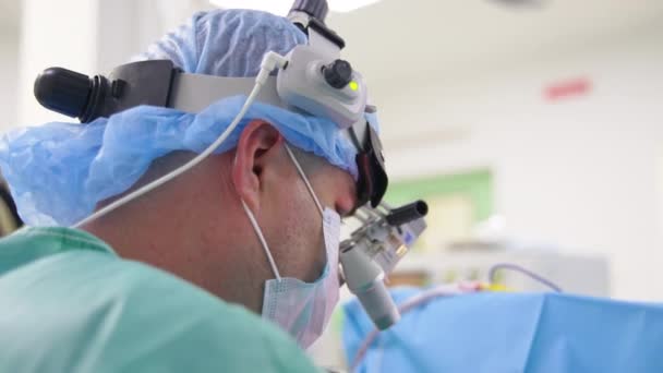 Penggunaan Teknologi Canggih Modern Saat Beroperasi Dokter Bedah Memakai Kacamata — Stok Video