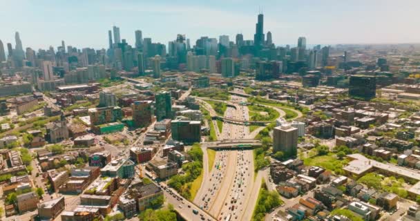 巨大的多车道公路上有许多汽车在行驶 芝加哥阳光明媚的城市景观 背景下的摩天大楼 — 图库视频影像