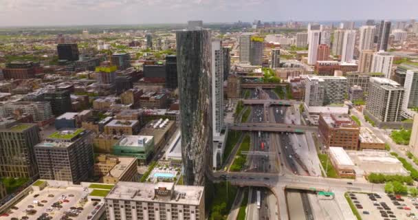 Ohromující Zrcadlový Mrakodrap Vyčnívající Ostatních Budov Chicaga Illinois Multi Lane — Stock video
