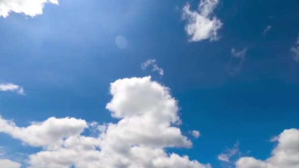 ふわふわした小さな雲が急速に灰色の雲に変わります 下からの眺めです タイムラプス — ストック動画