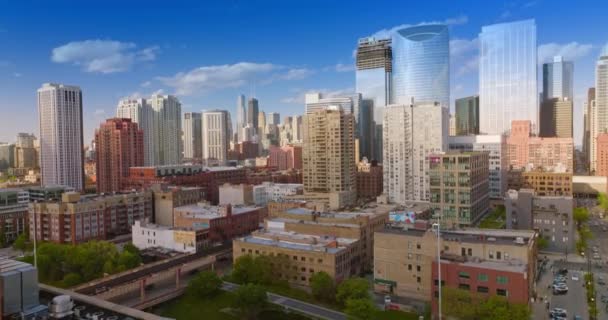 Chicago Gebouwen Het Felle Zonlicht Drone Beelden Stijgen Blauwe Lucht — Stockvideo