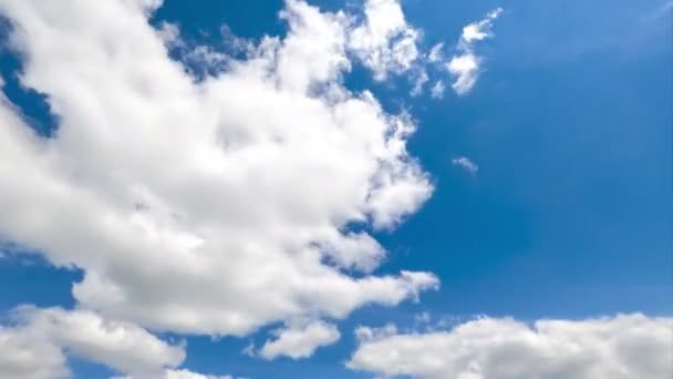 Yumuşak Beyaz Bulutlar Gökyüzünde Dönüşüyor Güzel Kabarık Bulutlar Hızla Uçuyor — Stok video