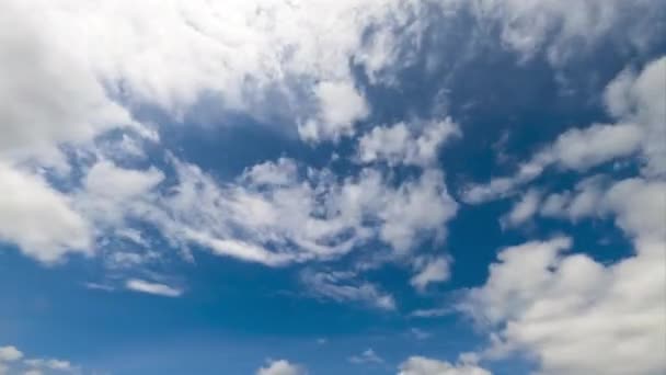 Eteriska Vita Fluffiga Moln Rör Sig Genom Himlen Solig Sommardag — Stockvideo