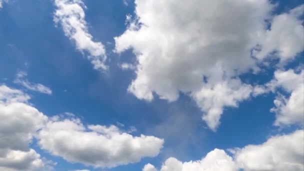 美しい白いパフィーの雲の変換 空を移動する驚くべき雲のタイムラプス — ストック動画