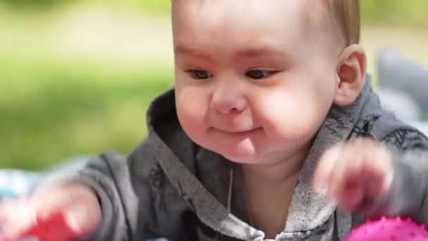 Schattige Actieve Baby Jongen Draagt Grijs Shirt Ligt Natuur Grappige — Stockvideo